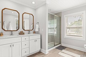 シャワー、ヘアドライヤー、タオル、石鹸