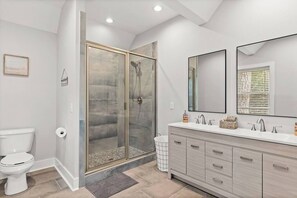 Shower, hair dryer, towels, soap - Noah's Retreat~ OKI Beach, PS4, Firepit, Swings (Oak Island)