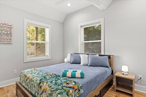 3 bedrooms, iron/ironing board, WiFi, bed sheets - Noah's Retreat~ OKI Beach, PS4, Firepit, Swings (Oak Island)