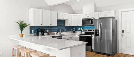 Køleskab, mikrobølgeovn, ovn, kogeplade