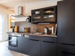 Køleskab, ovn, opvaskemaskine, køkkentøj/tallerkener/redskaber