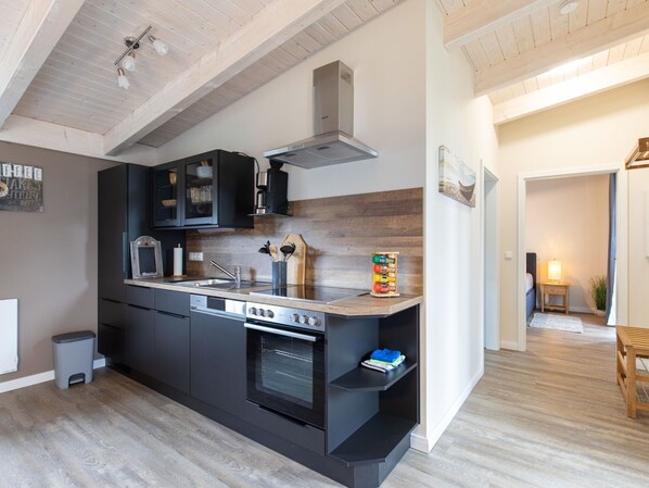 Køleskab, ovn, opvaskemaskine, køkkentøj/tallerkener/redskaber