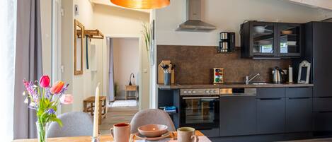 Fridge, oven, dishwasher, cookware/dishes/utensils
