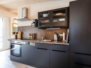 Køleskab, ovn, opvaskemaskine, brødrister