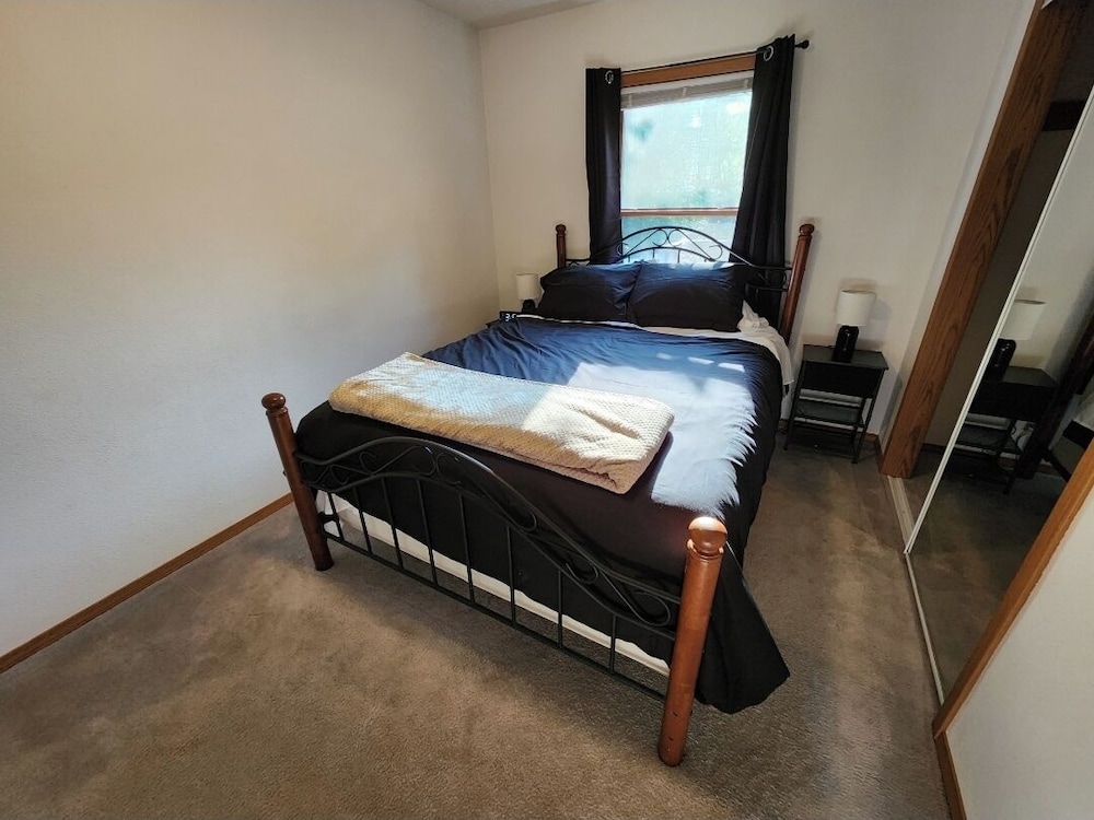 Your 4BDR Escape on Lake Puckaway, Hot Tub w/ opt. Boat Rental