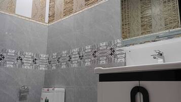 Dobbeltrom – deluxe | Bad | Dusj, designertoalettartikler, håndklær og såpe