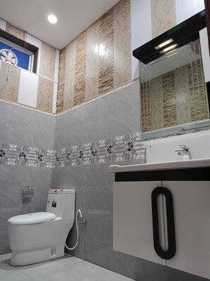 Doppia Deluxe | Bagno | Doccia, set di cortesia firmato, asciugamani, sapone