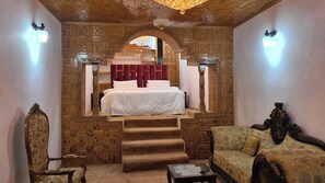 Deluxe Double Room - Royal Garden Hotel (Pissan)