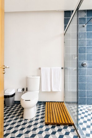 Een douche, een haardroger, handdoeken, zeep