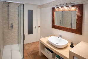 Shower, hair dryer, bidet, towels - Villa Rai · Countryside Retreat w/ Pool-7 min from Ostuni, 15 min from the beach (Ostuni)