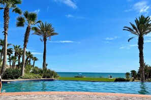 Outdoor pool, a heated pool - Beachfront 🌊Bella Sirena 1b1b 🧜‍♀️Your romantic escape with a spectacular view!  (Puerto Peñasco)