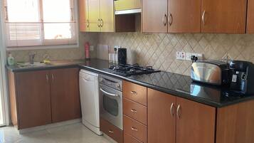 冰箱、微波炉、烤箱、炉灶