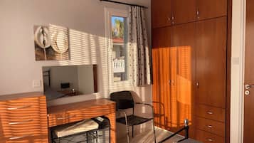 2 bedrooms, in-room safe, iron/ironing board, free WiFi