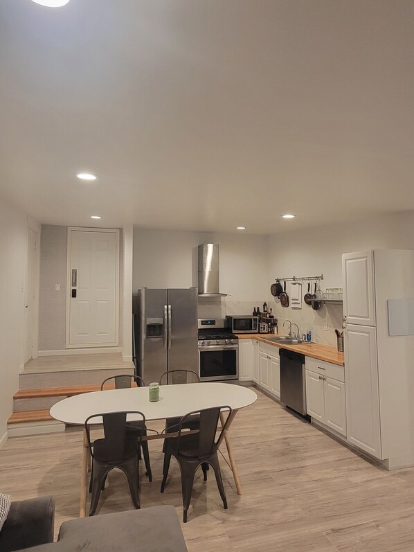 Kühlschrank, Ofen, Herdplatte, Geschirrspüler