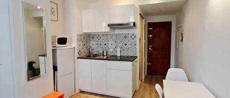 ثلاجة، ماكينة لصنع القهوة/الشاي، غلّاية كهربائية، محمصة خبز