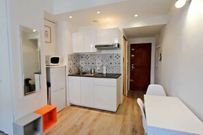 Réfrigérateur, cafetière/bouilloire, bouilloire électrique, grille-pain