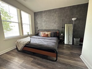 Room - Modern : : :  200 yards from Metro station, Quick access to DCA,National Harbor! (Alexandria)