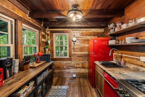 Fridge, microwave, oven, stovetop - Boozy Bear Bungalow (Gatlinburg)