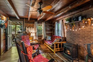 TV, fireplace - Boozy Bear Bungalow (Gatlinburg)