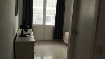 Habitació doble empresarial | Cobrellits, decoració individual, mobiliari individual i escriptori