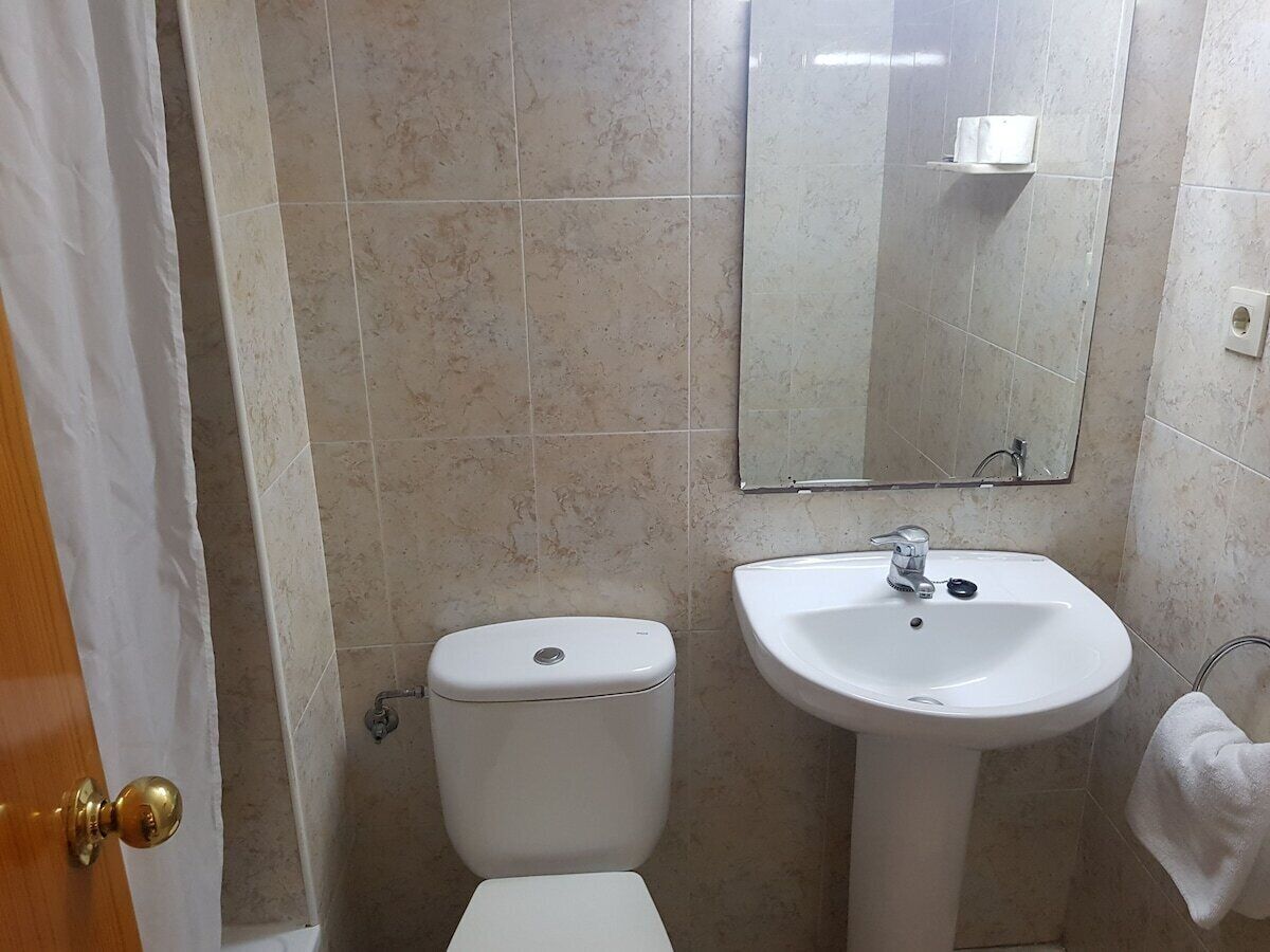 Chambre Double Affaires | Salle de bain | Sèche-cheveux, bidet, serviettes fournies, savon