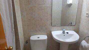 Chambre Double Affaires | Salle de bain | Sèche-cheveux, bidet, serviettes fournies, savon