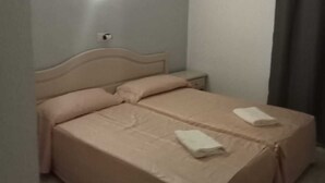 Business Double Room | Down comforters, desk, laptop workspace, iron/ironing board (on request) - ATLANTIA VENTURES SL (Lloret de Mar)