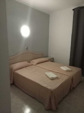 Business Double Room | Down comforters, individually decorated, individually furnished, desk - ATLANTIA VENTURES SL (Lloret de Mar)