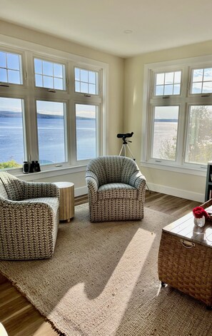 Una Smart TV, libros