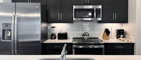 冷蔵庫、電子レンジ、オーブン、食器洗い機