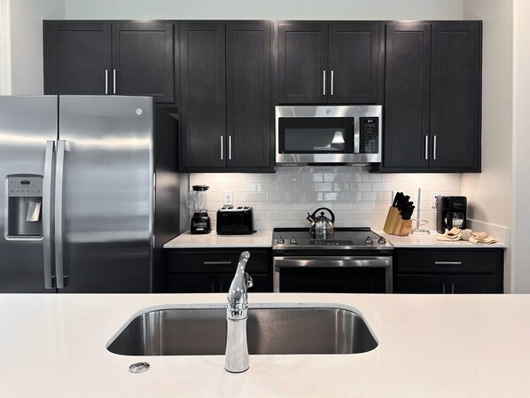 Kühlschrank, Mikrowelle, Ofen, Geschirrspüler