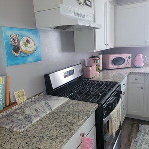 Refrigerador, microondas, horno y parrilla de estufa 