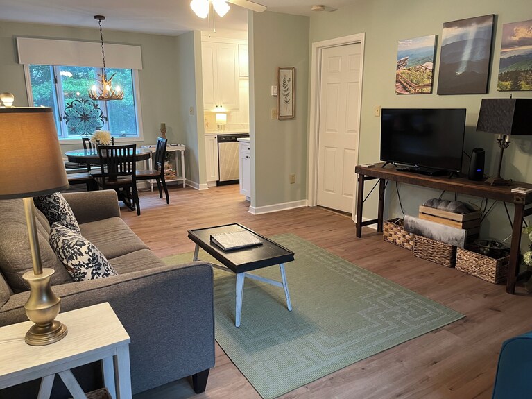 Respite In Royal Oaks Downtown Blowing Rock, By Main St Pets Ok 2bd 2ba #3521423 - Blowing Rock, NC