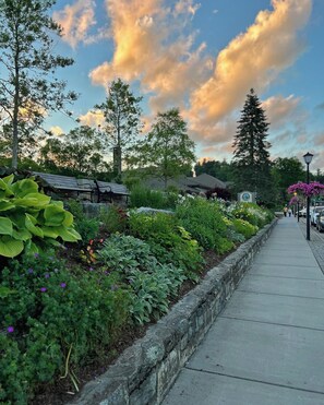 Property grounds - Respite in Royal Oaks Downtown Blowing Rock, by Main St pets ok 2BD 2BA #3521423 (Blowing Rock)