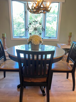 Dining - Respite in Royal Oaks Downtown Blowing Rock, by Main St pets ok 2BD 2BA #3521423 (Blowing Rock)