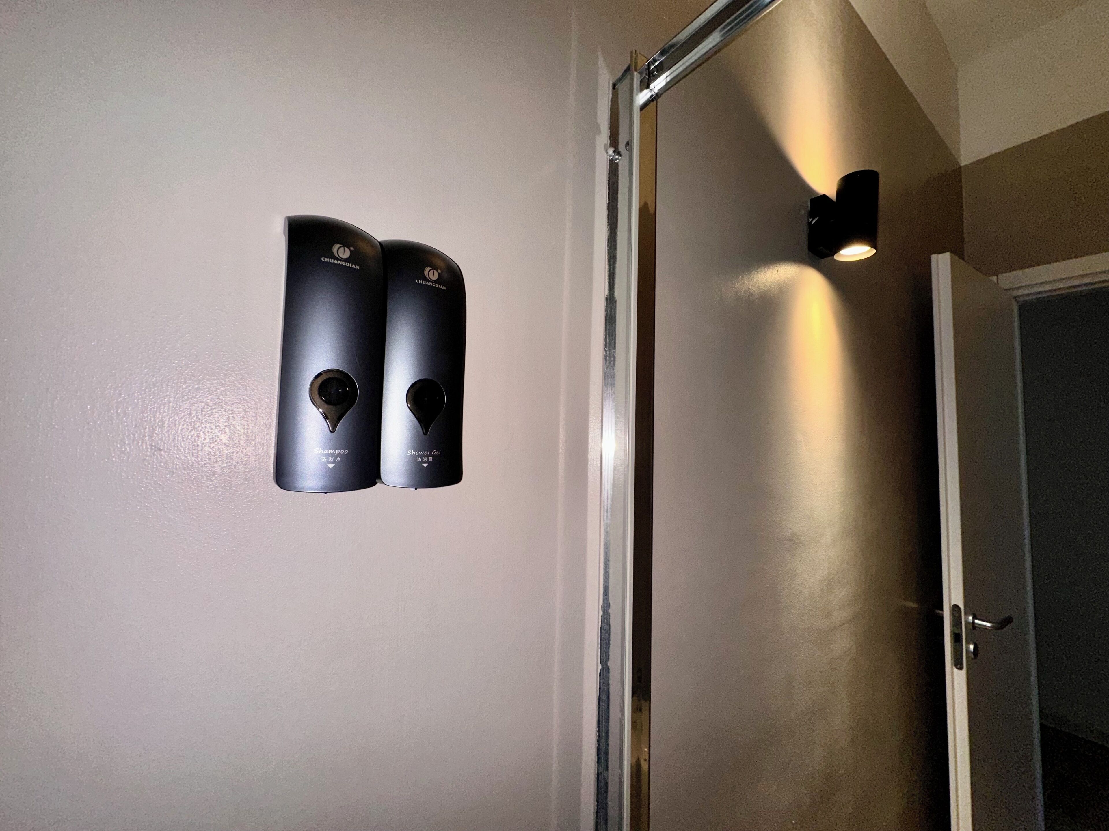 Kylpyhuone, jossa on suihku ja wc.