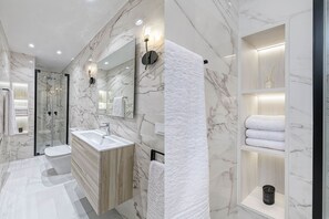 Dusche, Haartrockner, Handtücher, Seife