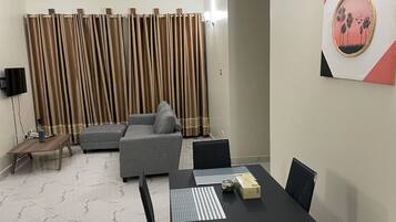 Superior Apartment | Bathroom | Shower, rainfall showerhead, towels