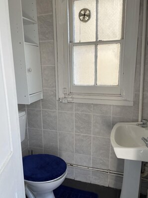 Shower, hair dryer, towels, soap - Cozy studio flat in Notting Hill Gate (London)
