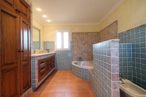 Baignoire, séchoir à cheveux, serviettes fournies