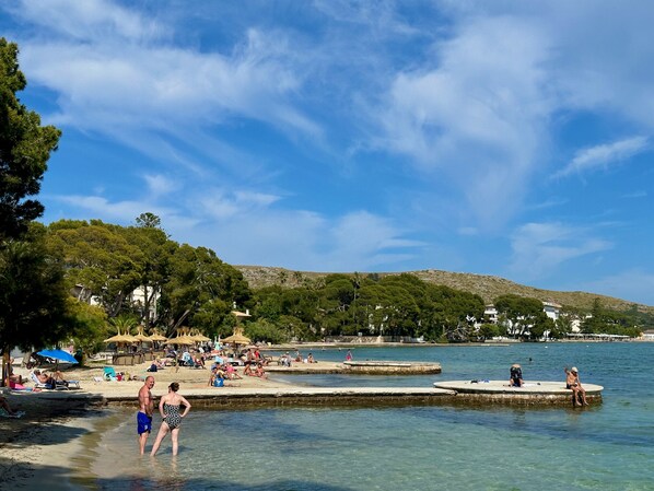 Una spiaggia nelle vicinanze