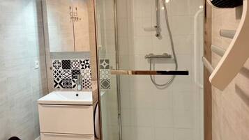 Douche, sĂšche-cheveux