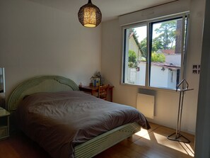 2 chambres, lit parapluie, draps fournis