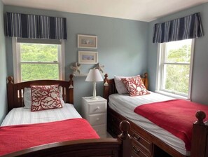 3 bedrooms, iron/ironing board, free WiFi, bed sheets -  Southampton Home with Heated Pool,6 minutes from beach’s (Southampton)