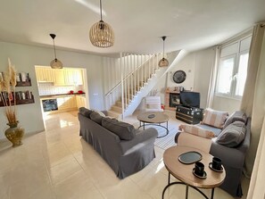 Fernseher, Kamin, DVD-Player