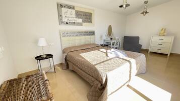 4 bedrooms, iron/ironing board, free WiFi, bed sheets