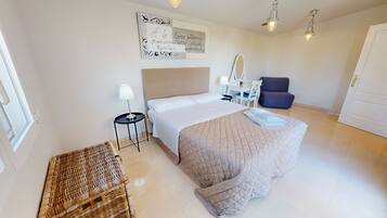 4 bedrooms, iron/ironing board, free WiFi, bed sheets