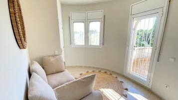 Una televisión, una chimenea, un reproductor de DVD