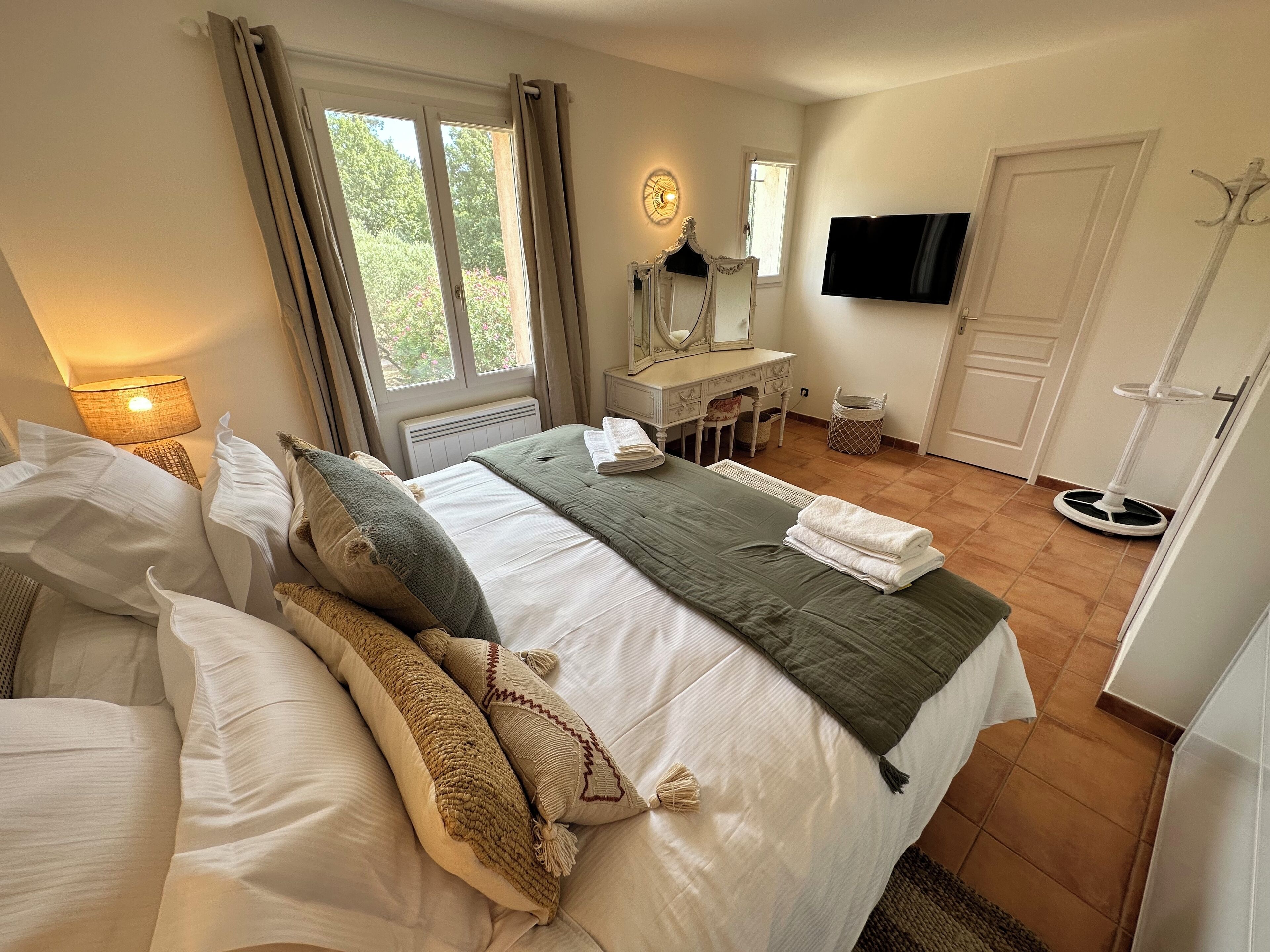 4 chambres, fer et planche à repasser, lit de bébé portatif