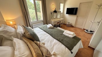 4 chambres, fer et planche à repasser, lit de bébé portatif